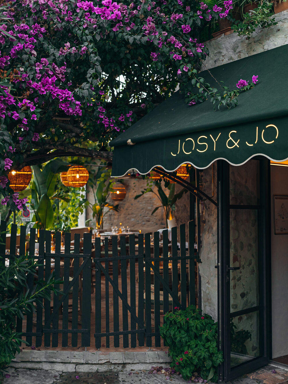L'entrée du restaurant sous les bougainvilliers