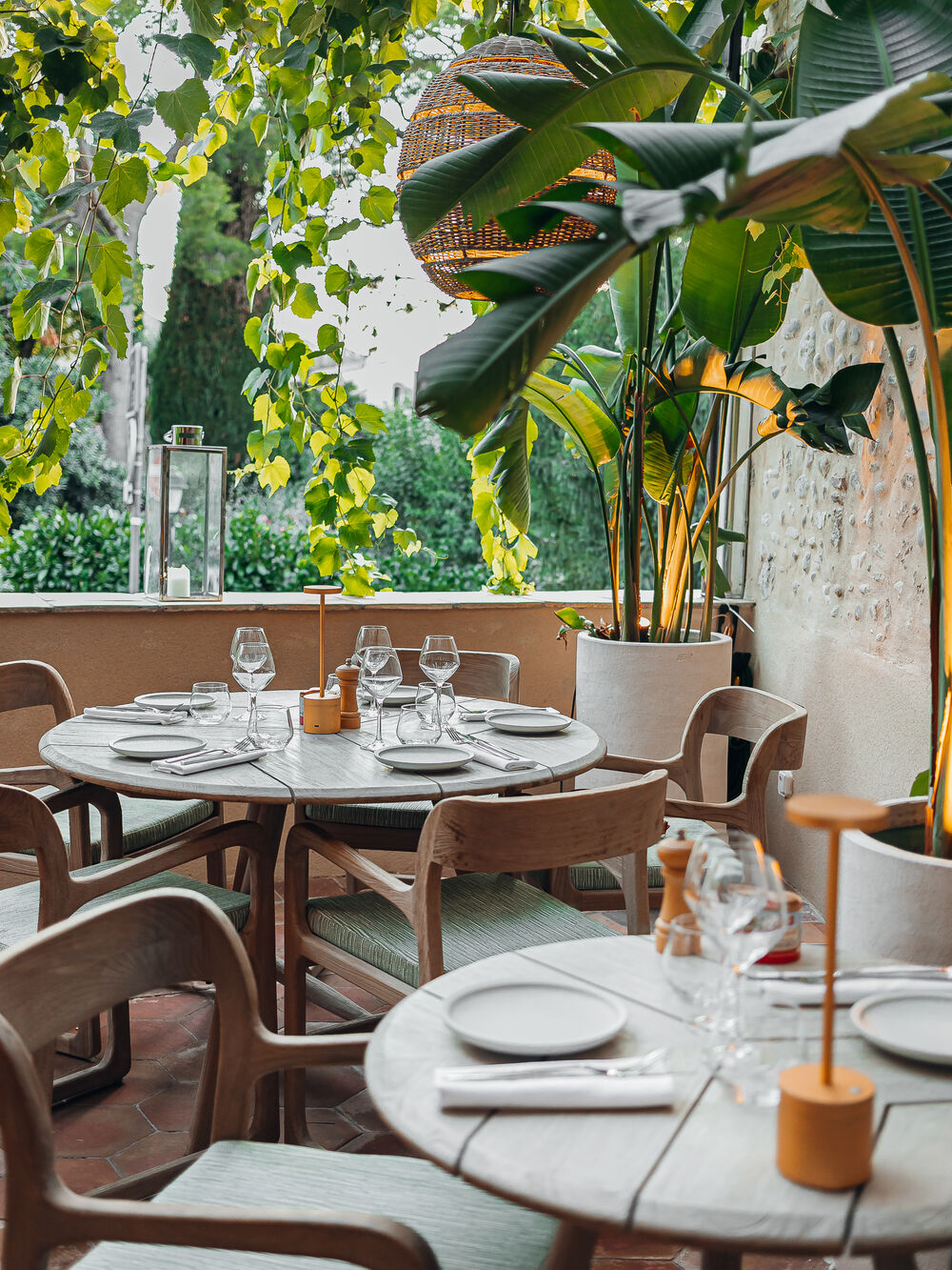 La terrasse ombragée et ses lanternes