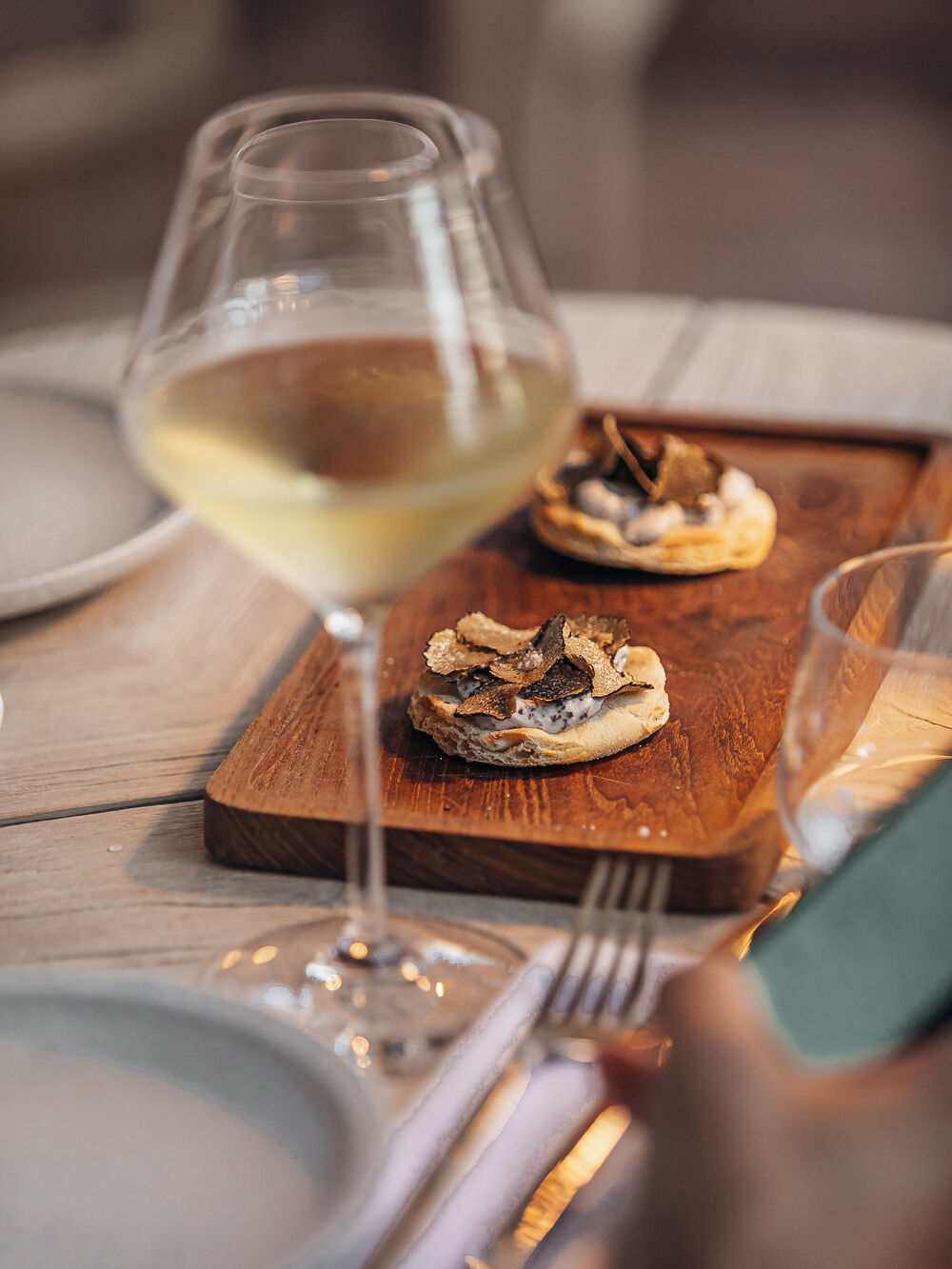 Blinis à la truffe et verre de vin blanc