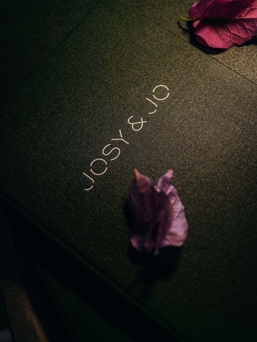 La carte Josy & Jo et ses pétales de bougainvillier