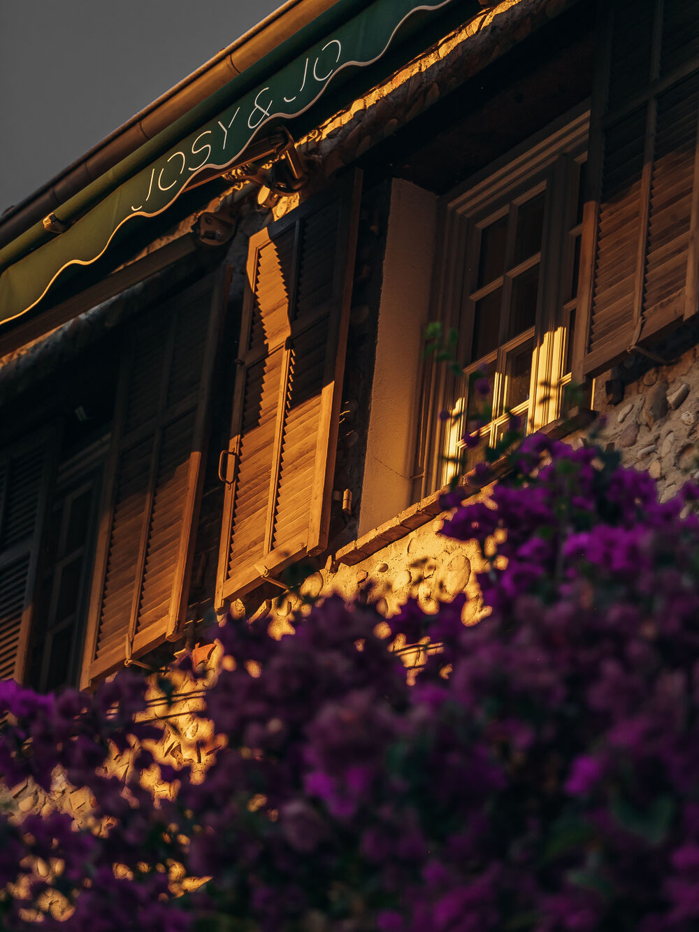 La façade au soir, sous les bougainvilliers